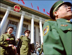  Los militares chinos salieron conformes del recinto del Congreso del Pueblo, donde les otorgaron ms dinero. 