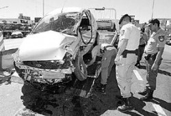 El Ford Ka sufrió el violento impacto en la puerta del acompañante.