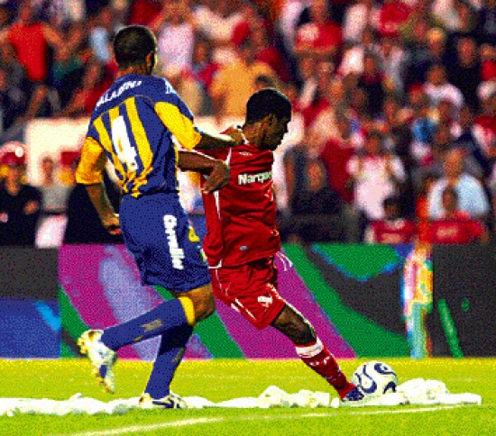El colombiano Moreno se apresta a sacar el zurdazo que se convertir en el primer gol del 'Rojo'.