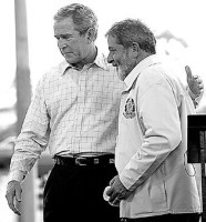  Bush no pudo ocultar su alegra ante el samba, en una visita a un comedor donde se ayuda a chicos carenciados de Sao Paulo (arriba). Con su homlogo Lula, el estadounidense firm un acuerdo para producir etanol y exportar a Centroamrica (izq.). 