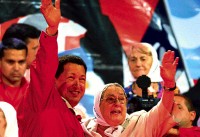 Hugo Chávez movilizó a 35.000 personas que fueron a escuchar sus ataques contra Bush en la cancha de Ferro. Se mostró junto a las Madres de Plaza de Mayo.