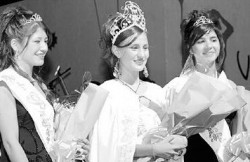 Mariana de Monte junto a sus princesas Maura Daiana García (de Cervantes) y Gimena Aravena (de Cipolletti) 