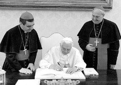 Benedicto XVI ratificó la intención de volver a partes de la misa en latín.