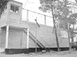 La fuga de la alcaida de Choele Choel se produjo durante un recreo. Los cuatro presos saltaron el muro, junto a una garita.