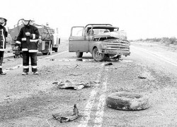 El estado del vehículo menor revela la violencia del impacto. Los bomberos y policías debieron trabajar dos horas para despejar la ruta.