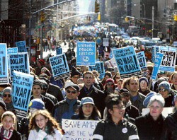 Las calles de Manhattan fueron recorridas por los manifestantes que se oponen a la guerra en Irak.