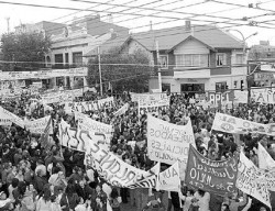 La marcha de estatales en Río Gallegos ocupó once cuadras. Una de las más grandes de la historia. 