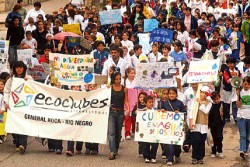Los alumnos de Roca se sumaron al reclamo mundial por el agua. En todo el mundo, hubo hubo expresio- nes callejeras.