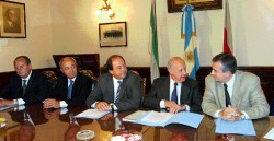 Las autoridades de la UCR, incluido el rionegrino Fernando Chironi, sellaron el acuerdo con Lavagna que oficializar hoy la Convencin Radical.