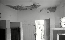 La foto superior muestra uno de los baos de la escuela, un verdadero peligro. Abajo, el piso de un aula refleja el paso de los aos y ningn arreglo.