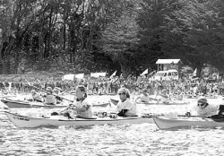 Una multitud acompa el inicio de la prueba a bordo de los kayaks, a orillas del lago Lcar.