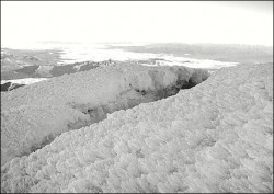 Personal de Parque Lann y especialistas del Ejrcito determinaron que la grieta en los hielos eternos es 