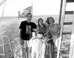 La familia a pleno en el sur del Brasil, donde estuvieron siete meses. El colectivo cruzando un vado en Colombia, en una de las tantas peripecias de la familia Campi.