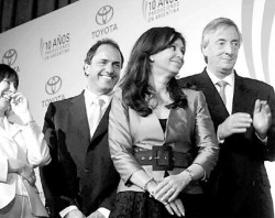 Kirchner junto a Cristina en acto de campaña. Volvió a presionar por "las trabas" por las causas contra los represores 