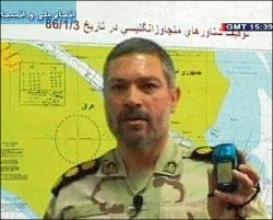 (Arriba) Un militar iraqu intenta demostrar con un GPS que el grupo de marines britnicos estaba en aguas de su pas. Una carta de la soldado britnica pregunta si 