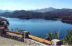 El mirador del Lago Espejo esta ubicado a 10 kilómetros de Villa la Angostura y tiene defensas para que los vehiculos no caigan.