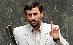 La canciller británica, Margaret Beckett, lamentó que la crisis por los marines haya llegado a la situación en que se encuentra. El presidente iraní, Ahmadinejad, volvió a pedir una disculpa de Gran Bretaña.