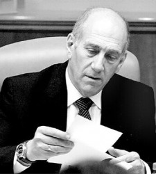 Olmert hizo la invitación en una conferencia de prensa que ofreció junto a Angela Merkel.