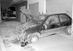 El Ford Fiesta quedó incrustado contra la persiana metálica de un comercio, a unos 15 ó 20 metros del lugar del choque. 