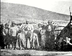 Aarn Anchorena (centro) posa con gente de la tribu de Kankel. Enero de 1902.