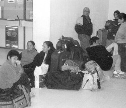 La bronca de los 160 pasajeros que debieron soportar una larga espera para, finalmente, poder viajar a Bariloche, ayer por la noche. 
