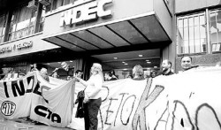 Los empleados del INDEC volvieron a rechazar las presiones del gobierno, ayer frente al Ministerio de Economa.