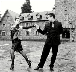 Cynthia y Pablo bailando en el Centro Cvico de Bariloche, sede del 6 Festival Internacional Patagonia y Tango.