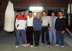 Paula junto a su entrenador y otros boxeadores que le dan vida a la Escuela Alborada.