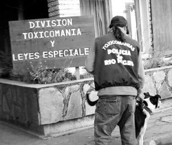 El personal de Toxicomanía de la Policía de Río Negro y las otras fuerzas operan en la ciudad lacustre desconocen lo denunciado.