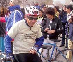 Ayer, desafiando el frío, Mario Del Carpio Melgar corrió en bicicleta y recibió el reconocimiento de su gente.