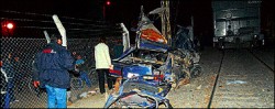 El vehículo fue arrastrado unos 40 metros y quedó destruido.