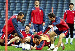 Los jugadores del Sevilla durante un distendido entrena- miento, antes del gran partido.