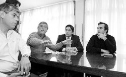 El acuerdo se firmó en el despacho del intendente Soria, quien estuvo rodeado por su hijo y Peralta, ambos candidatos.