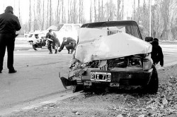 El Fiat 147 impactó con la camioneta estacionada y destrozó la trompa.