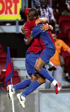 En el aire I. Sergio Ramos festeja de cabeza el primer gol del Real Madrid. En el aire II. Ronaldinho y Eto'o celebran... y levitan