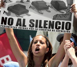 La orden de Hugo Chvez de rescindir el contrato de RCTV y que la televisora pase a la rbita pblica caus revuelo en los venezolanos.