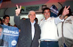 Bertoldi celebró junto con el ex intendente Rogelio Córdoba el triunfo de la concertación entre justicialistas y radicales.