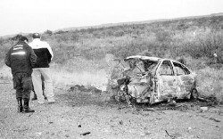 El auto, tras un descontrolado recorrido de 100 metros sobre la ruta, se prendió fuego y quedó destruido. 