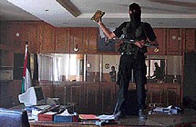 Un militante del Hamas, sobre una mesa del cuartel de Fatah, con un Corn en su mano.