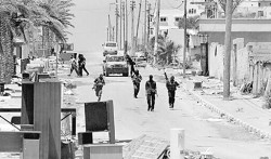 Milicianos de Hamas revisan casa por casa en busca de los hombres de Al Fatah que integraban el servicio de seguridad. 