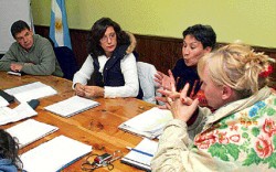 La defensora del Pueblo, Ana Piccinini, con dirigentes vecinales de Bariloche en busca de una solución al tema Pilar II.