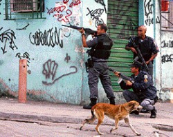 La polica segua sus operativos en las calles de las favelas de Ro de Janeiro.