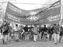 Una marcha organizada por los obreros incluy la visita a la Gobernacin.