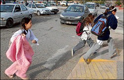 En este cruce, el lunes un remise arrolló a una joven. Los chicos de la Escuela 2 se arriesgan cotidiana-mente a cruzar la avenida Argentina.