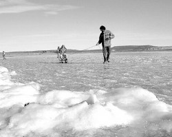 La laguna Carrilaufquen, en Jacobacci, una auténtica pista de hielo. Muchos vecinos fueron ayer con cámaras para guardar un recuerdo. 