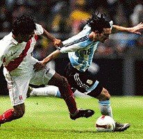 También goleador. Riquelme marca su segundo tanto ante Perú y el cuarto del equipo argentino. Desequilibrante. "Leo" Messi escapa a la marca peruana. Carlitos hace todo (bien) para ser titular.
