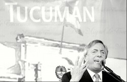 Los Kirchner y Scioli, durante el acto a cero grado y con nieve en los cerros tucumanos. El mandatario argentino tuvo un mensaje de fuerte tono nacionalista: reivindicó Malvinas y atacó a las papeleras en Uruguay.