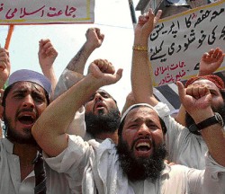 Los integristas protestaron ayer por la muerte de sus correligionarios en la Mezquita Roja.