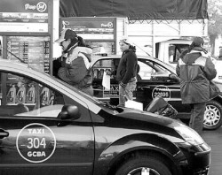 Los taxistas de Buenos Aires debieron hacer colas en las estaciones de servicio para cargar nafta subsidiada.