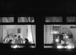 Así funcionaron algunos restaurantes en la noche del martes en Bariloche. Velas y mucha paciencia.